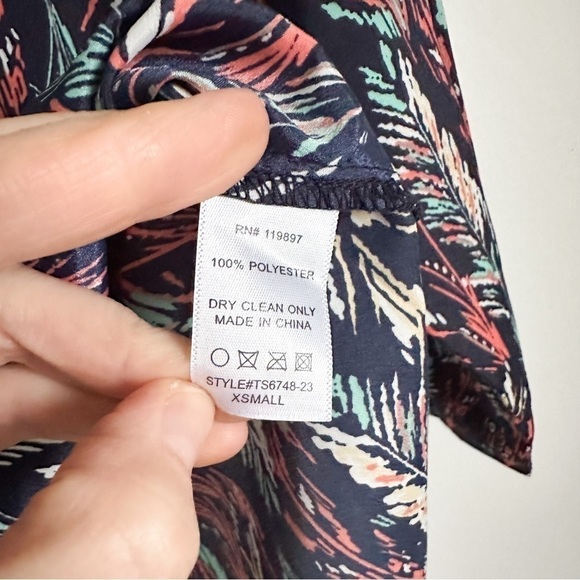 Collective Concepts Blue Feather Print Popover V Neck Blouse Top sz XS - Picture 5 of 5